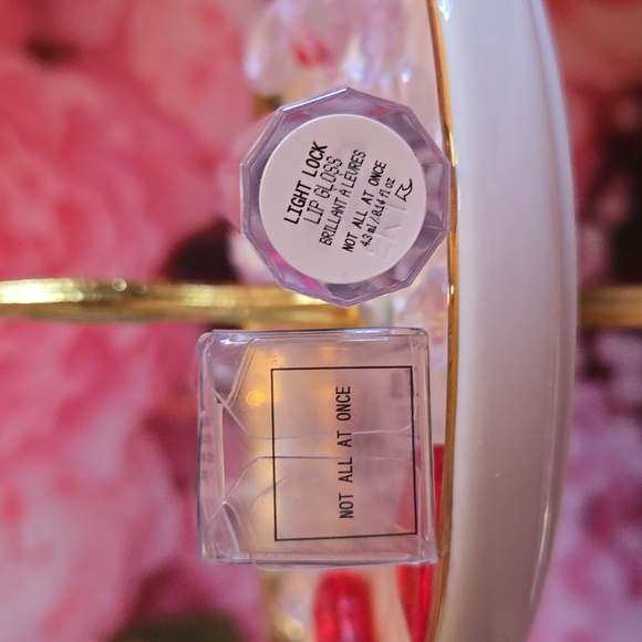 Bout Face Light Lock Lipgloss color Not all at Once/clear gloss - Picture 3 of 3